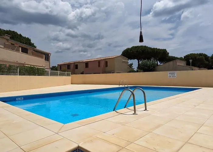 Rez-de-jardin Pinède Piscine Clim Proche Village Naturiste Apartment
